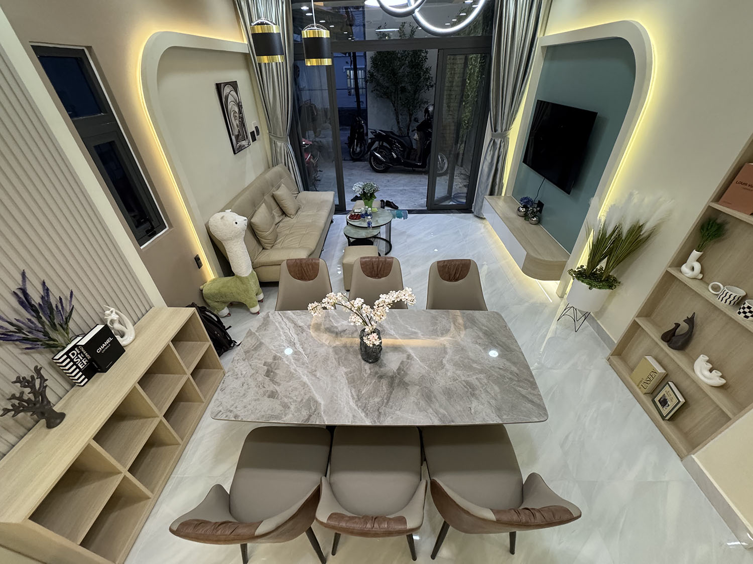 Tuyệt phẩm nhà phố 2 lầu (3,9m nở hậu 5,5m x 11m) full nội thất cao cấp khu VIP Thích Quảng Đức